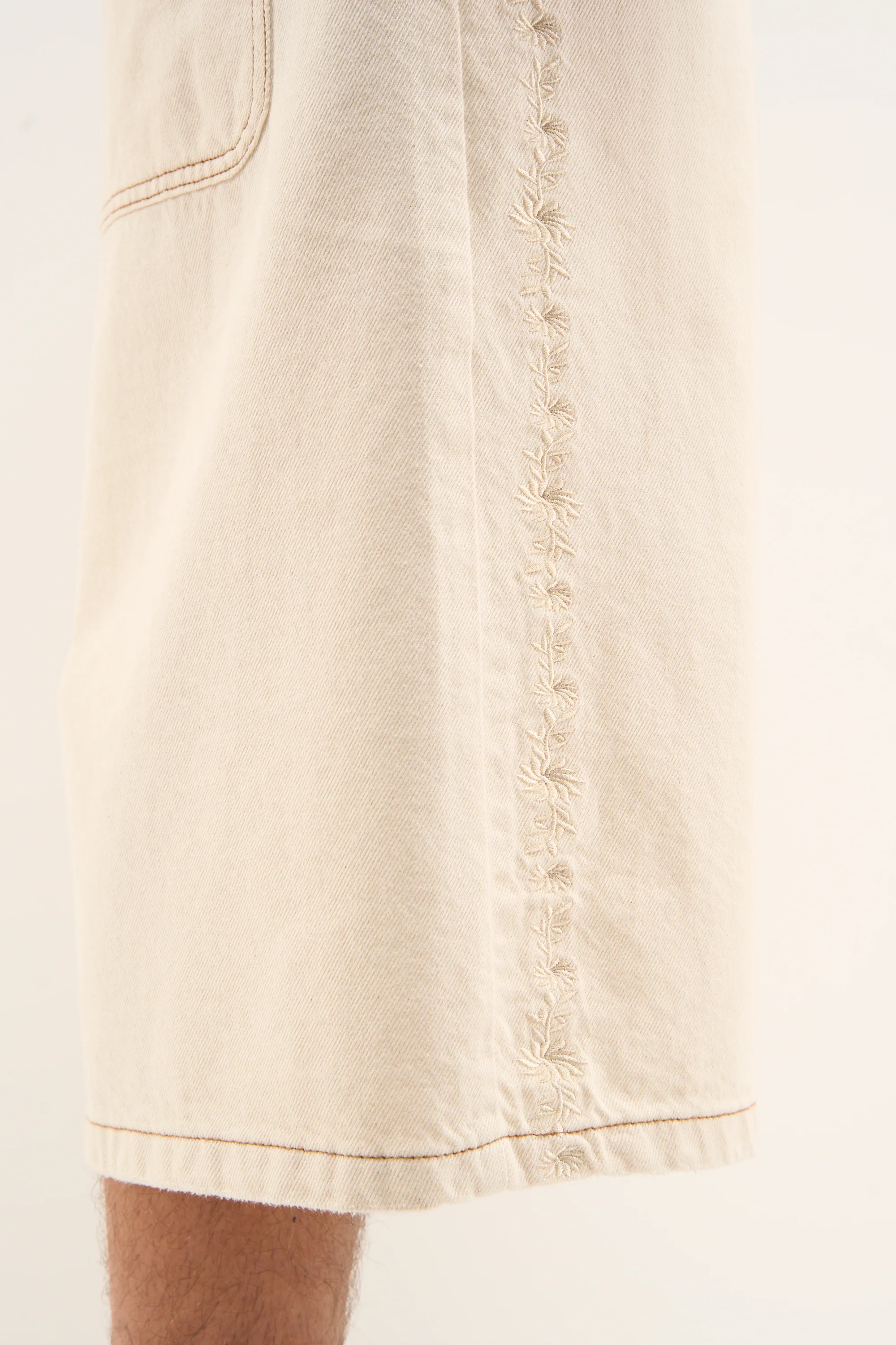 Woodstock Ecru Shorts - Image 10